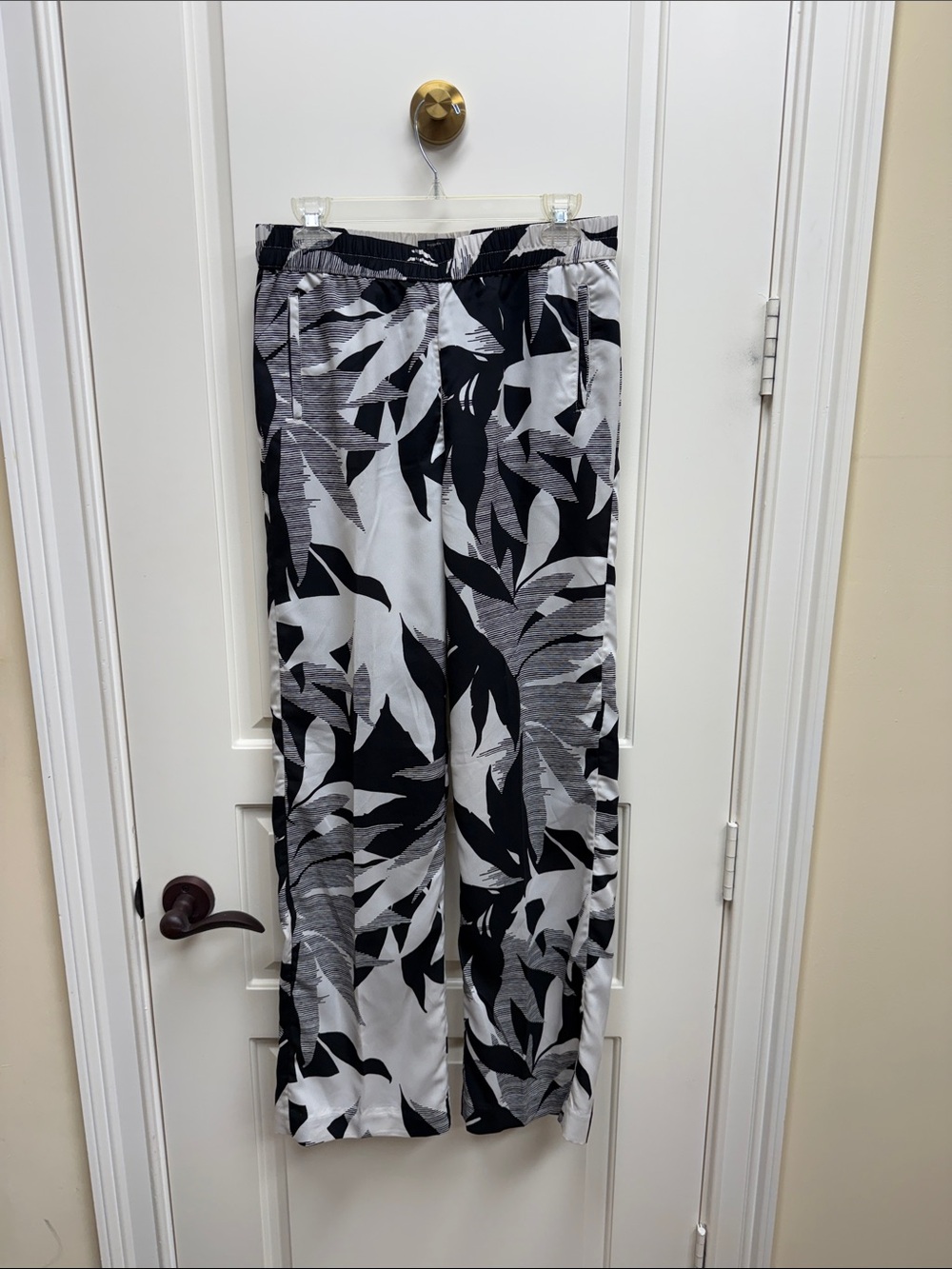 Wide-Leg Floral Print Pants in Black & White Never Worn.